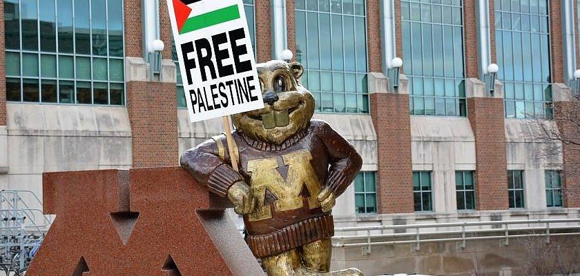 Um cartaz “Palestina Livre” em exibição com o mascote gopher da Universidade de Minnesota que foi erguido pelo capítulo Estudantes pela Justiça na Palestina. (SJP via Facebook)