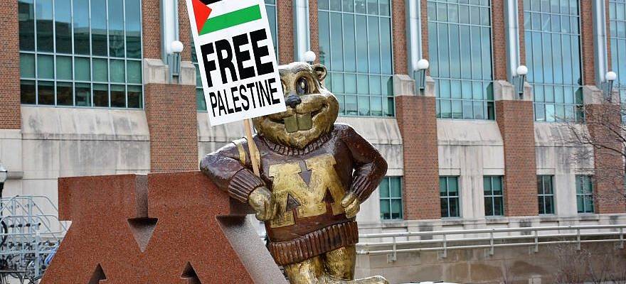 Um cartaz “Palestina Livre” em exibição com o mascote gopher da Universidade de Minnesota que foi erguido pelo capítulo Estudantes pela Justiça na Palestina. (SJP via Facebook)