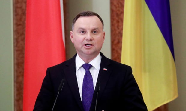 Presidente da Polônia, Andrzej Duda. A lei estabeleceria limites para a capacidade dos judeus de recuperar propriedades confiscadas pelos ocupantes alemães nazistas e retidas pelos governantes comunistas do pós-guerra. Fotografia: Valentyn Ogirenko / Reuters