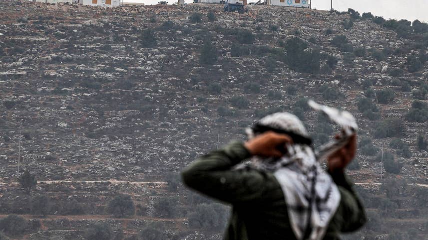 Um manifestante palestino perto do posto avançado de assentamento israelense de Evyatar, no mês passado. (Foto: Jaafar Ashtiyeh | AFP)