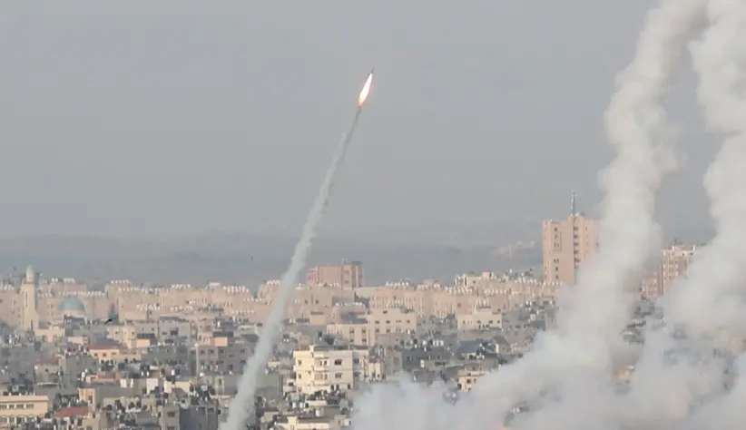 Foguetes são lançados por militantes palestinos em Israel em meio à tensão de Jerusalém, em Gaza em 10 de maio de 2021. (crédito da foto: Mohammed Salem | Reuters)