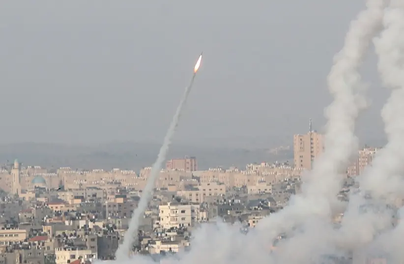 Foguetes são lançados por militantes palestinos em Israel em meio à tensão de Jerusalém, em Gaza em 10 de maio de 2021. (crédito da foto: Mohammed Salem | Reuters)
