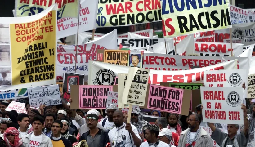 Protestantes Brandish assinam sinais anti-Israel do lado de fora da sessão de abertura da Conferência de Durban, 31 de agosto de 2001. (Crédito da Foto: Reuters)