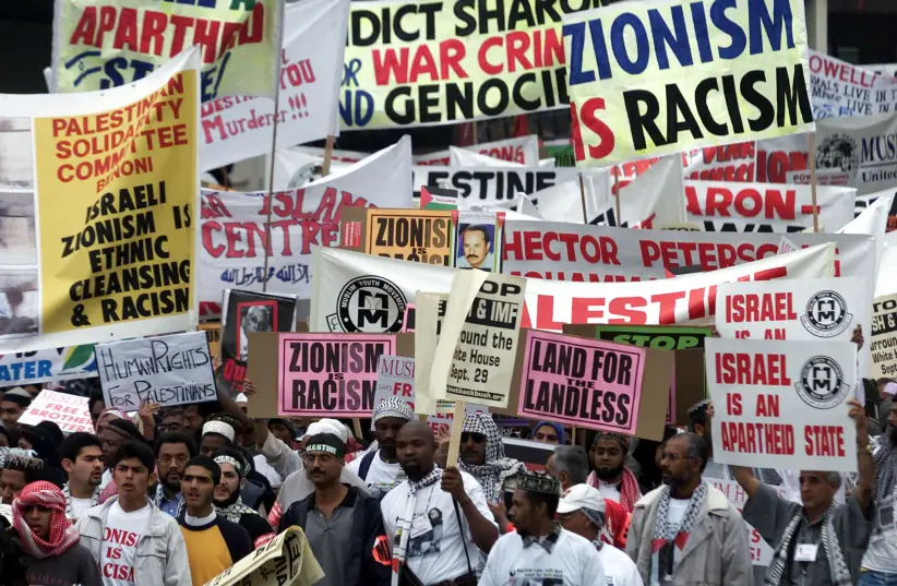 Protestantes Brandish assinam sinais anti-Israel do lado de fora da sessão de abertura da Conferência de Durban, 31 de agosto de 2001. (Crédito da Foto: Reuters)