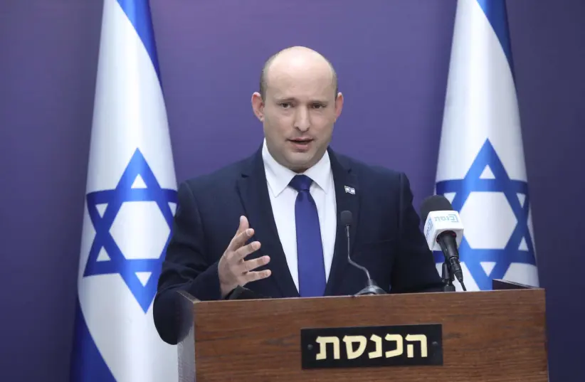 O primeiro-ministro Naftali Bennett é visto falando no Knesset, em 5 de julho de 2021. (crédito da foto: Marc Israel Sellem | The Jerusalem Post)