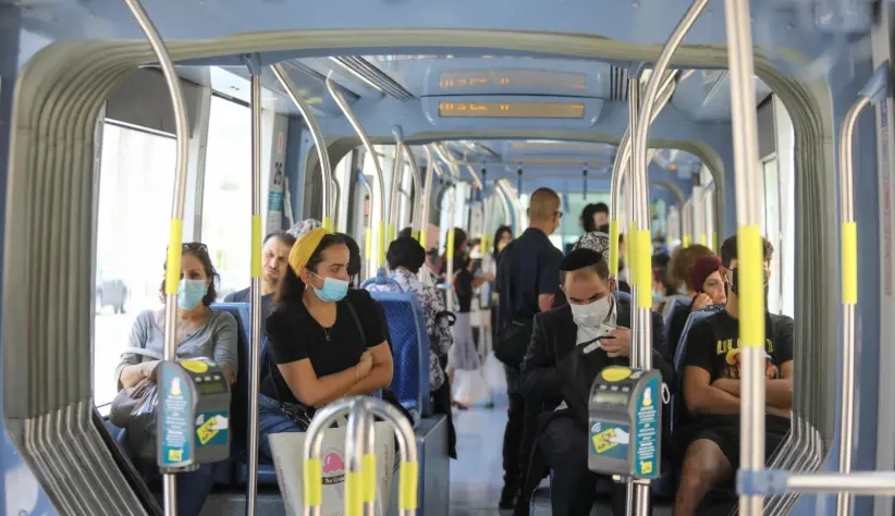 Israelenses pegam o metrô de superfície em Jerusalém em meio à pandemia de coronavírus (Crédito da Foto: Marc Israel Sellem)