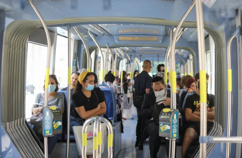 Israelenses pegam o metrô de superfície em Jerusalém em meio à pandemia de coronavírus (Crédito da Foto: Marc Israel Sellem)