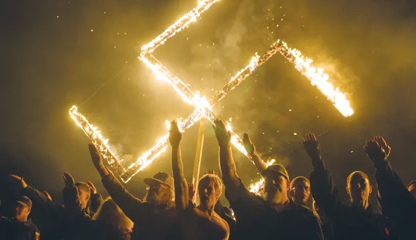 Nacionalistas brancos fazem saudações nazistas durante a queima da suástica no estado da Geórgia, nos Estados Unidos, em 2018. (Crédito da Foto: Go Nakamura | Reuters)