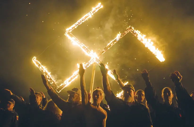 Nacionalistas brancos fazem saudações nazistas durante a queima da suástica no estado da Geórgia, nos Estados Unidos, em 2018. (Crédito da Foto: Go Nakamura | Reuters)