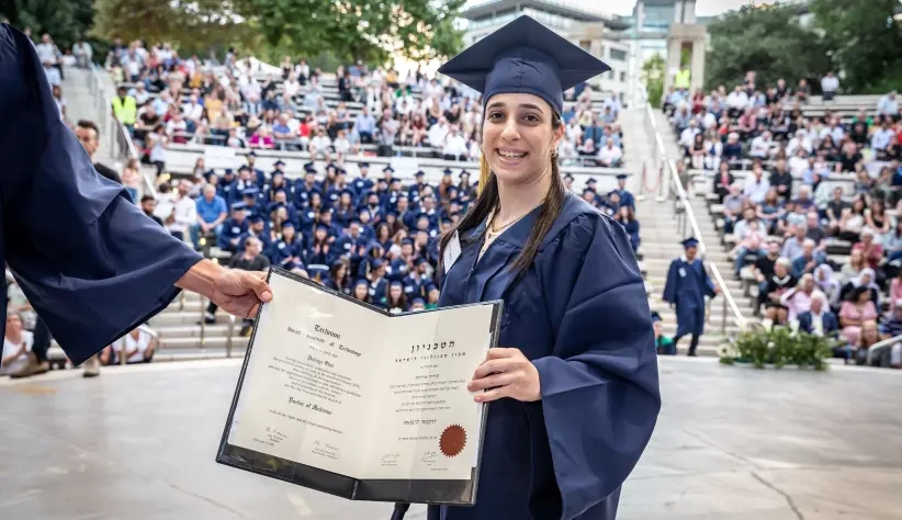 Dra. Hodaya ​​Oliel em sua formatura Technion - 'emocionante e emocionante.' (Crédito da Foto: Tecnologia de Cortesia)