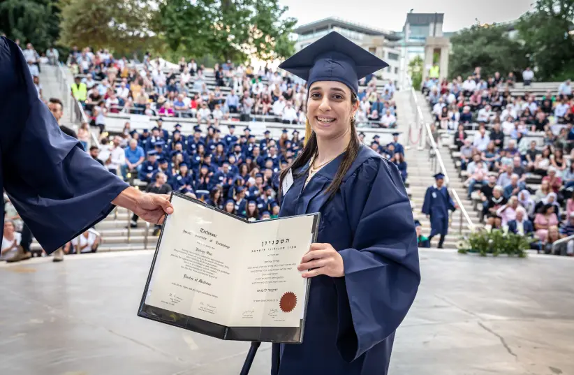 Dra. Hodaya ​​Oliel em sua formatura Technion - 'emocionante e emocionante.' (Crédito da Foto: Tecnologia de Cortesia)