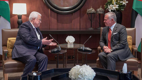 O rei da Jordânia, Abdullah II, encontra-se com o presidente palestino Mahmoud Abbas em Amã, capital da Jordânia. ( AFP )