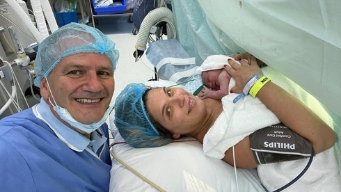 O chefe da missão israelense nos Emirados Árabes Unidos, Ilan Sztulman, com sua esposa Jackie e sua filha Maia, no hospital de Dubai onde ocorreu o parto. AA