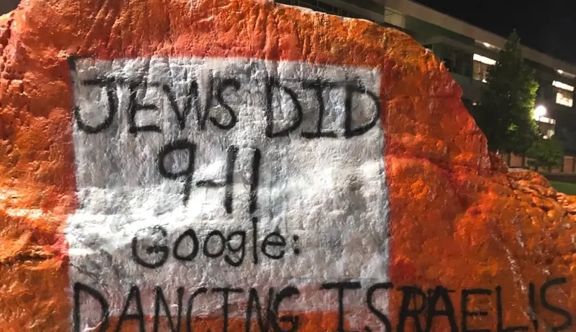 Antissemitismo nos Estados Unidos: grafite antissemita no marco The Rock na Universidade do Tennessee em Knoxville, culpando judeus pelos ataques terroristas de 11 de setembro de 2001, setembro de 2019 (Crédito da Foto: ADL)