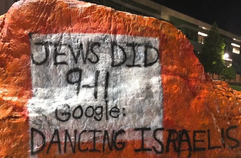 Antissemitismo nos Estados Unidos: grafite antissemita no marco The Rock na Universidade do Tennessee em Knoxville, culpando judeus pelos ataques terroristas de 11 de setembro de 2001, setembro de 2019 (Crédito da Foto: ADL)