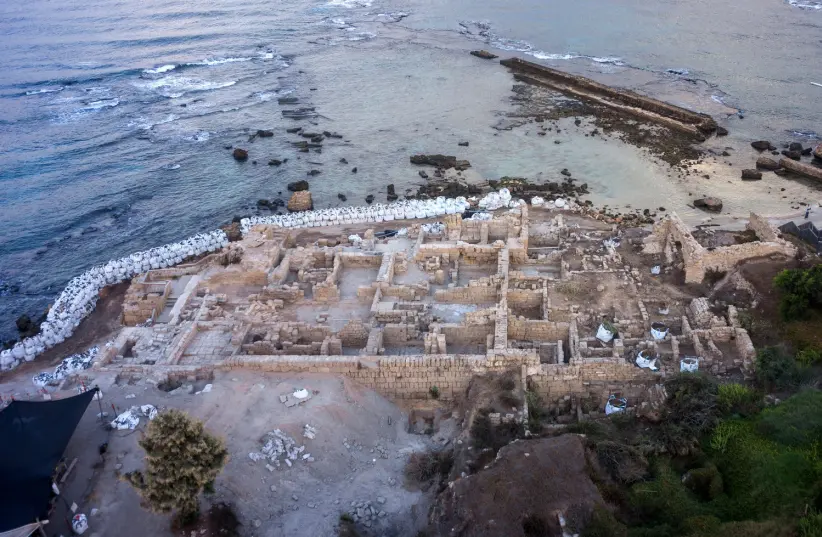 Vistas aéreas: Porto de Cesareia. (Crédito da Foto: Fotografia aérea do grifo)