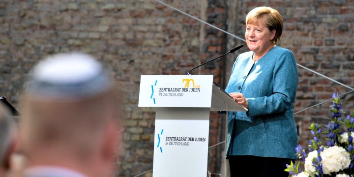 A chanceler alemã, Angela Merkel, discursando em uma cerimônia para marcar o 70º aniversário do Conselho Central dos Judeus na Alemanha. Foto: Bernd von Jutrczenka / Reuters.