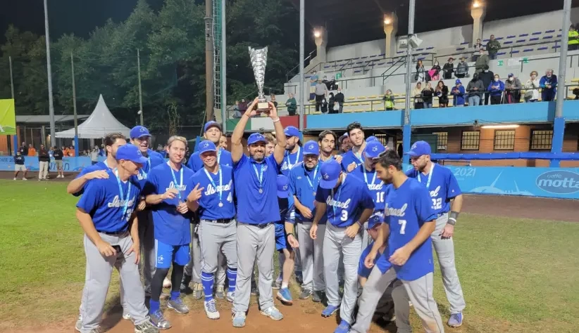 A equipe de Israel ganha a prata depois de perder para a Holanda no jogo final do Campeonato Europeu de Beisebol, em 20 de setembro de 2021. (crédito da foto: ASSOCIAÇÃO ISRAEL DE BASEBOL / CORTESIA)