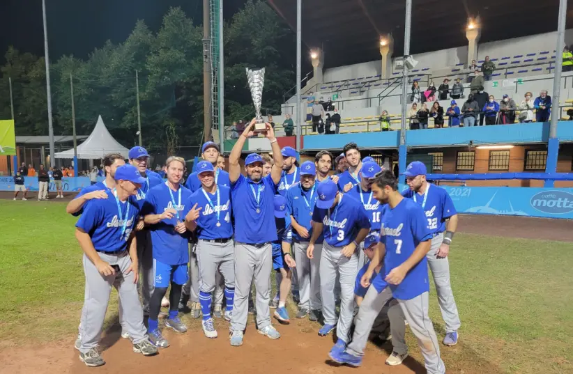 A equipe de Israel ganha a prata depois de perder para a Holanda no jogo final do Campeonato Europeu de Beisebol, em 20 de setembro de 2021. (crédito da foto: ASSOCIAÇÃO ISRAEL DE BASEBOL / CORTESIA)