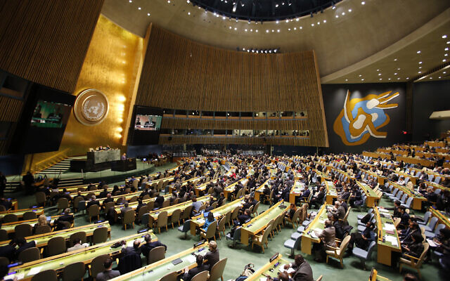 Ilustrativo: Pessoas se reúnem na Assembleia Geral, antes da votação, em 21 de dezembro de 2017, na sede das Nações Unidas. (AP Photo / Mark Lennihan)