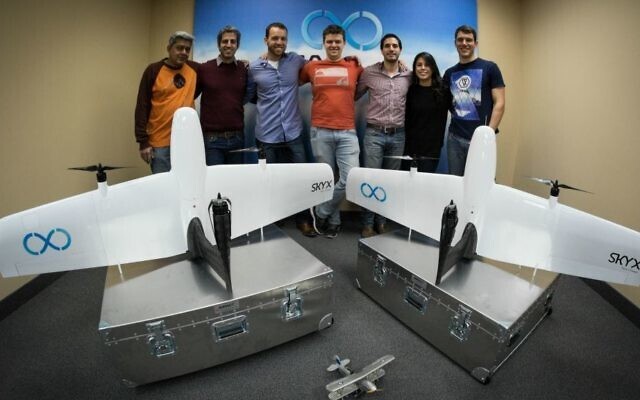 A equipe parcial SkyX com os dois primeiros modelos de exportação de drones SkyOne. ( SkyX )