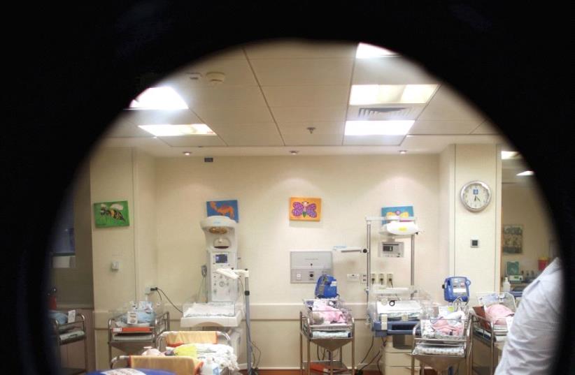 Bebês recém-nascidos em um hospital em Jerusalém. O autor argumenta que infraestrutura na cidade exige mais investimentos (crédito da foto: REUTERS)