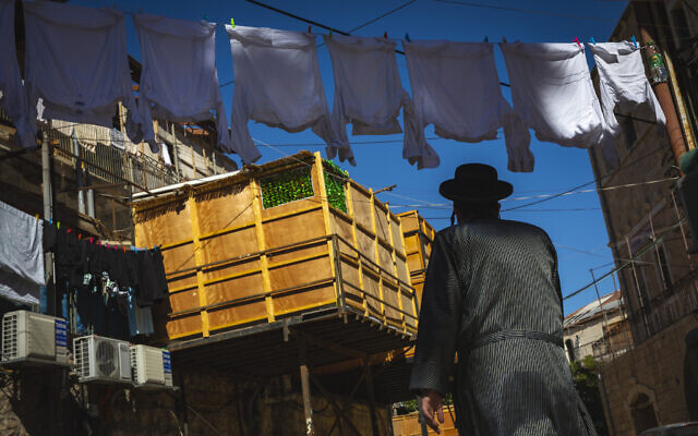 Uma sucá no bairro ultraortodoxo de Mea Shearim, em Jerusalém, em 19 de setembro de 2021 (Olivier Fitoussi / Flash90)