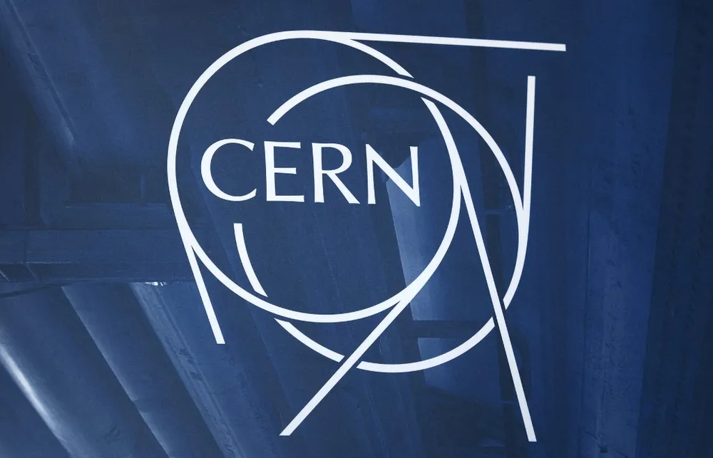 Fabrice Coffrini / AFP Uma placa da Organização Europeia para a Pesquisa Nuclear (CERN) é retratada em 9 de maio de 2017 em Meyrin, perto de Genebra.