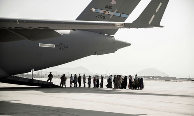 Evacuados esperam para embarcar em um Boeing C-17 Globemaster III em Cabul em 30 de agosto. Os países do Oriente Médio provavelmente vão duvidar de novas promessas americanas de segurança. Fotografia: Exército dos EUA / Reuters