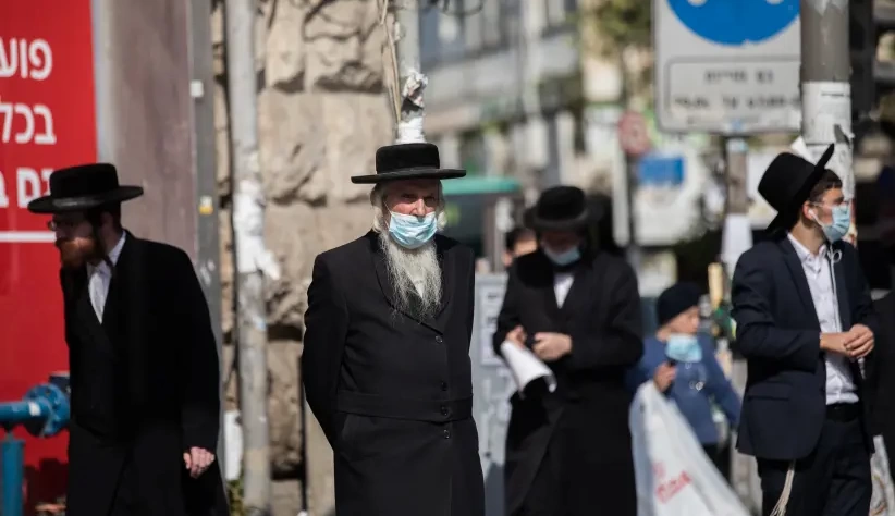 Judeus haredi se preparam para o próximo fesitval de Rosh Hashanah, Mea Shearim, Jerusalém, 15 de setembro de 2020 (crédito da foto: YONATAN SINDEL / FLASH90)