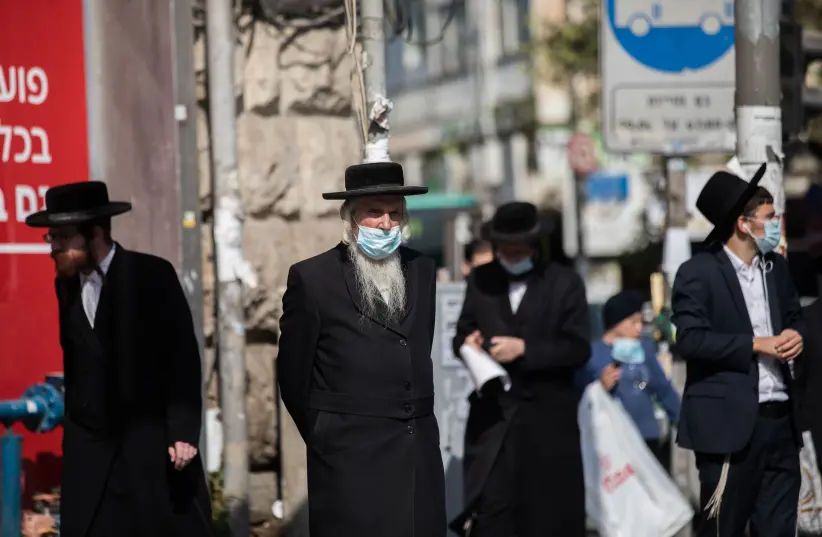 Judeus haredi se preparam para o próximo fesitval de Rosh Hashanah, Mea Shearim, Jerusalém, 15 de setembro de 2020 (crédito da foto: YONATAN SINDEL / FLASH90)