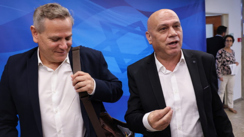 Nitzan Horowitz (à esquerda) com Issawi Frej (à direita), Ministros da Saúde e Cooperação Regional. Emmanuel Dunand / Pool via REUTERS