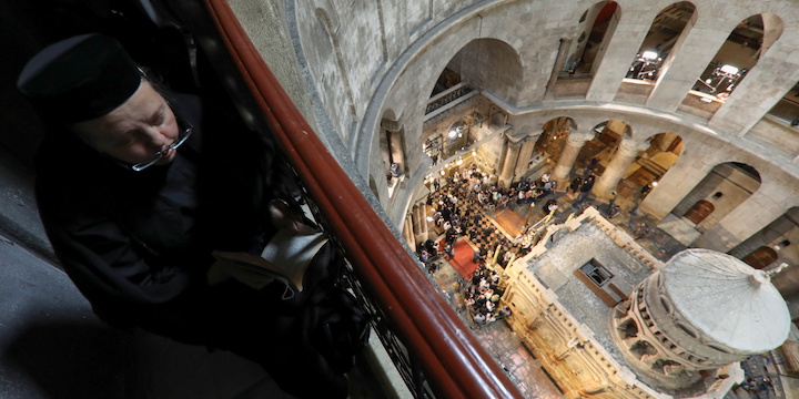 Adoradores cristãos ortodoxos participam da cerimônia do Fogo Sagrado em meio às restrições à doença do coronavírus (COVID-19) na Igreja do Santo Sepulcro na Cidade Velha de Jerusalém, 1º de maio de 2021. (Foto: REUTERS / Ammar Awad)