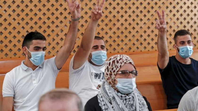 Residentes palestinos do bairro de Sheikh Jarrah participam de uma audiência na Suprema Corte de Israel em Jerusalém em 2 de agosto (AFP via Getty Images)