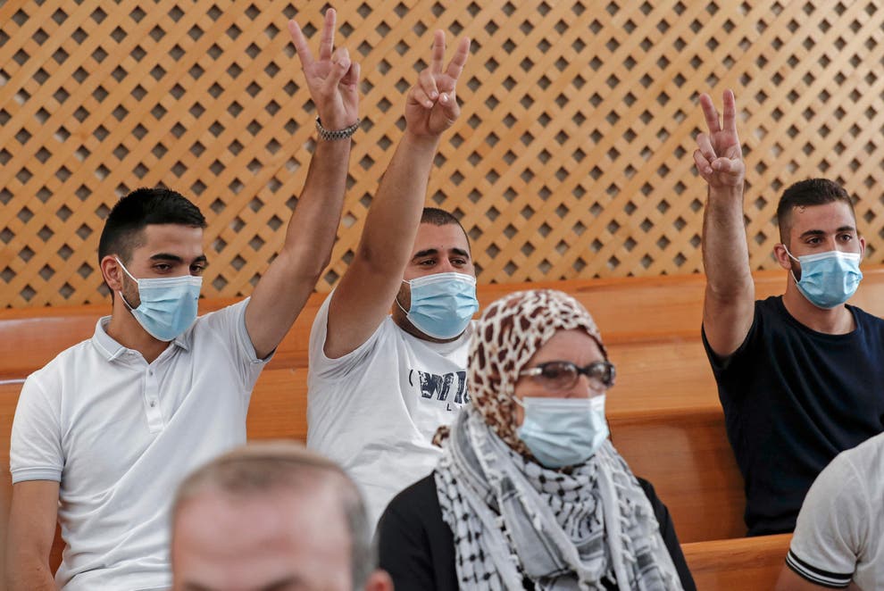 Residentes palestinos do bairro de Sheikh Jarrah participam de uma audiência na Suprema Corte de Israel em Jerusalém em 2 de agosto (AFP via Getty Images)