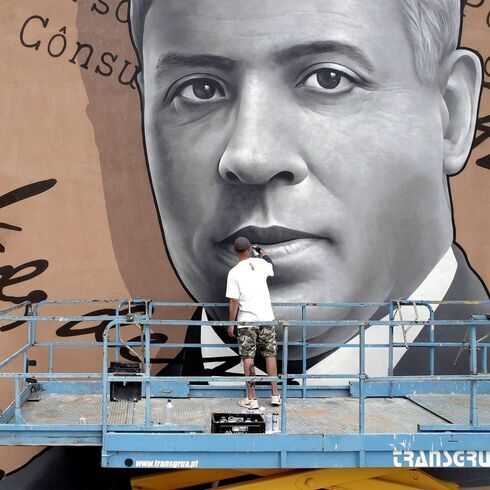 Dheo pintando Sousa Mendes. ( Dheo )