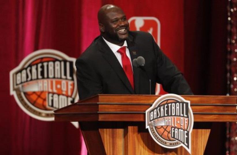 Shaquille O'Neal dança a hora em um casamento judaico (Crédito da Foto: Reuters)