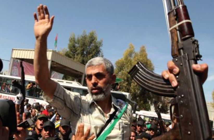 Yahya Sinwar chega ao cruzamento de Rafah entre o Egito e Gaza em 18 de outubro de 2011, depois de ser libertado por Israel como parte de uma troca de prisioneiros pelo soldado sequestrado Gilad Schalit (crédito da foto: REUTERS)