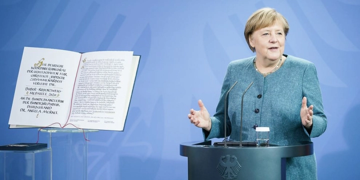 A chanceler alemã, Angela Merkel, recebeu a Medalha Buber Rosenzweig em 31 de agosto de 2021. (Foto: Bundesregierung / Denzel)