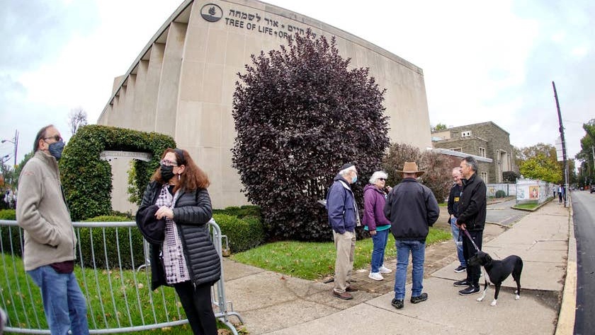 As pessoas se reúnem do lado de fora da Sinagoga da Árvore da Vida em Pittsburgh em 24 de outubro de 2021, o terceiro aniversário do ataque a tiros ali, de acordo com o calendário hebraico. (Crédito: Keith Srakocic / AP)