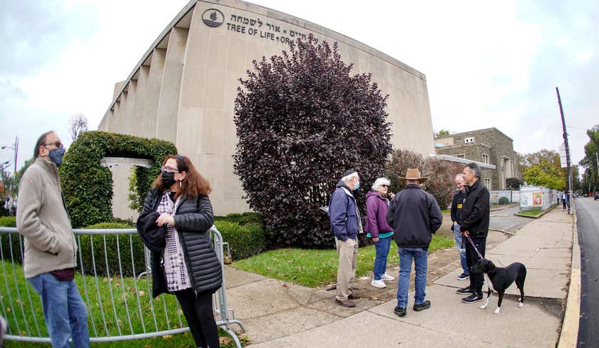 As pessoas se reúnem do lado de fora da Sinagoga da Árvore da Vida em Pittsburgh em 24 de outubro de 2021, o terceiro aniversário do ataque a tiros ali, de acordo com o calendário hebraico. (Crédito: Keith Srakocic / AP)