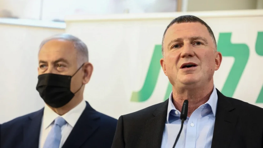 O Ministro da Saúde Yuli Edelstein e o Primeiro Ministro Benjamin Netanyahu no centro de vacinação Covid-19 na cidade beduína de Zarzir, norte de Israel, 9 de fevereiro de 2021. (David Cohen / Flash90)