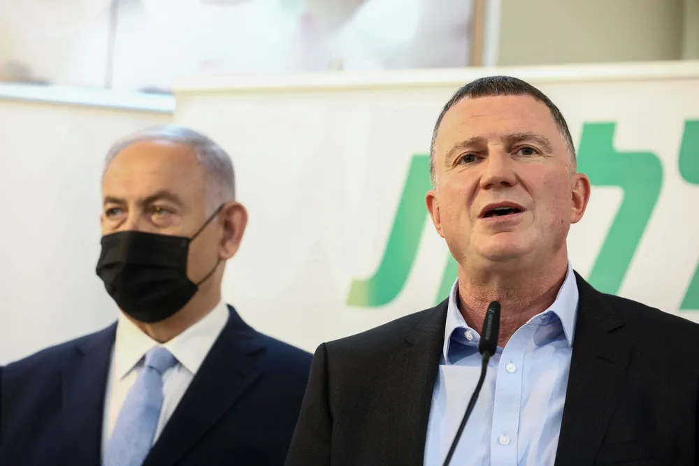 O Ministro da Saúde Yuli Edelstein e o Primeiro Ministro Benjamin Netanyahu no centro de vacinação Covid-19 na cidade beduína de Zarzir, norte de Israel, 9 de fevereiro de 2021. (David Cohen / Flash90)