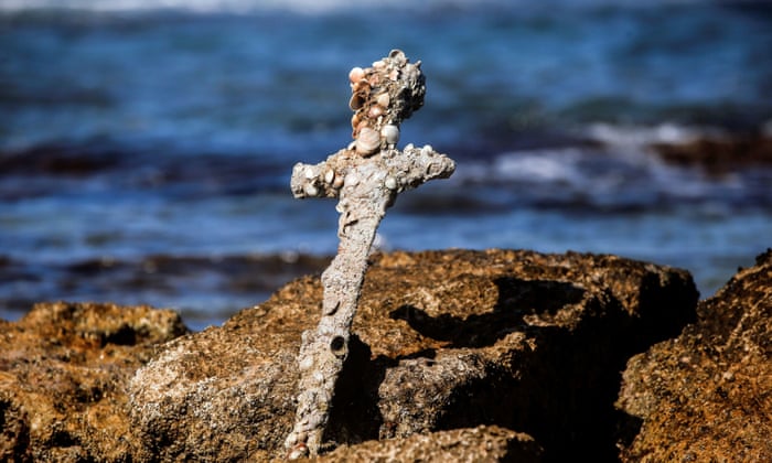Mergulhador descobre a espada do cruzado antigo no fundo do mar israelense