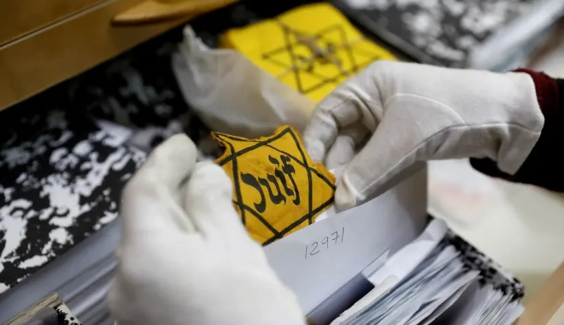 Uma estrela amarela original (não em exibição geral) é vista no departamento de artefatos do Centro Mundial de Lembrança do Holocausto Yad Vashem em Jerusalém, antes do Dia de Lembrança do Holocausto anual israelense, 10 de abril de 2018 (crédito da foto: REUTERS / Ronen Zvulun)