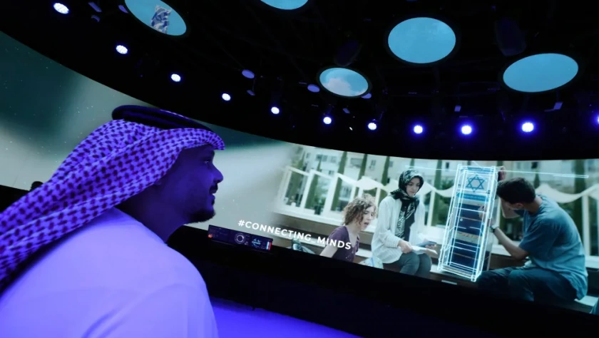 Um jornalista assiste a um show do pavilhão israelense durante uma turnê de mídia no Dubai Expo em Dubai, Emirados Árabes Unidos, 27 de setembro de 2021. (AP Photo / Kamran Jebreili)