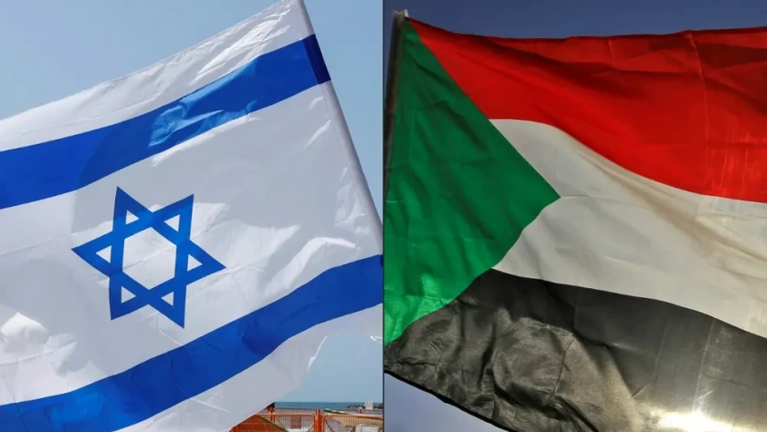 Uma bandeira israelense (L) durante um comício na cidade costeira de Tel Aviv em 19 de setembro de 2020, e uma bandeira sudanesa durante uma reunião a leste da capital Cartum em 3 de junho de 2020 (Jack Guez, Ashraf Shazly | AFP)