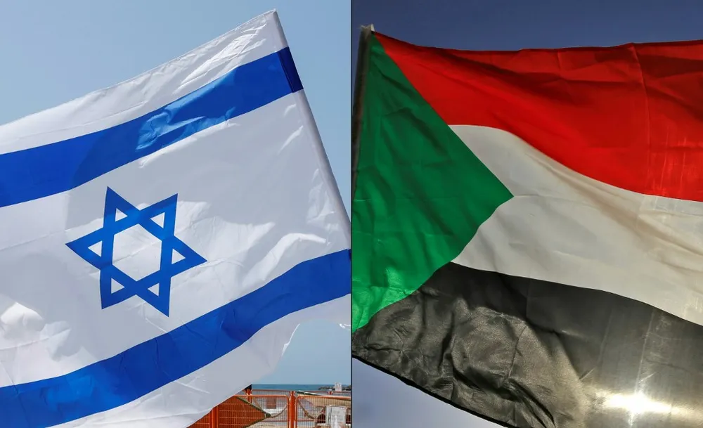 Uma bandeira israelense (L) durante um comício na cidade costeira de Tel Aviv em 19 de setembro de 2020, e uma bandeira sudanesa durante uma reunião a leste da capital Cartum em 3 de junho de 2020 (Jack Guez, Ashraf Shazly | AFP)