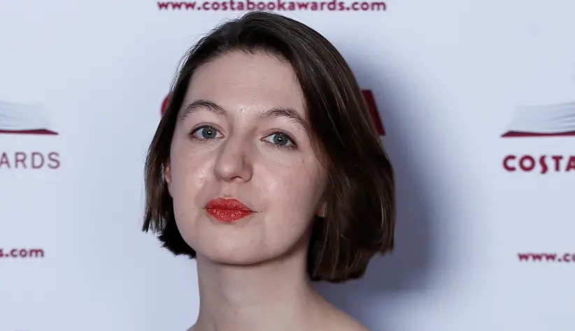 A autora Sally Rooney posa para uma fotografia antes do anúncio do vencedor do Costa Book Awards 2018 em Londres, Grã-Bretanha, 29 de janeiro de 2019 (Crédito da Foto: Henry Nicholls | REUTERS)