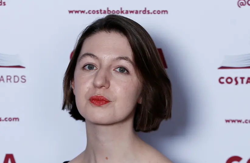 A autora Sally Rooney posa para uma fotografia antes do anúncio do vencedor do Costa Book Awards 2018 em Londres, Grã-Bretanha, 29 de janeiro de 2019 (Crédito da Foto: Henry Nicholls | REUTERS)